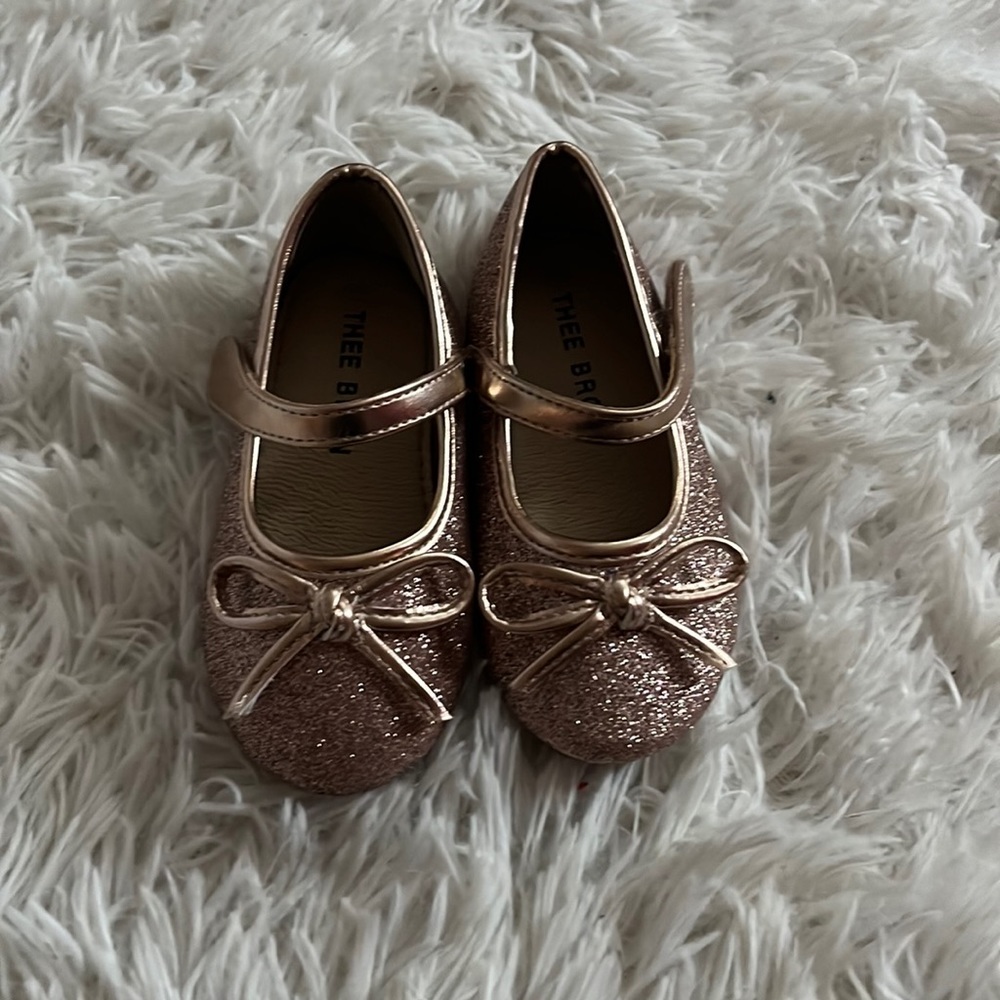 Size 6 toddler rose gold shoes